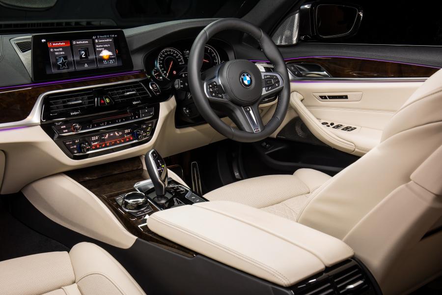Интерьер BMW 540i Sedan M Sport 2017 года  (AU) (фото 10 из 10)
